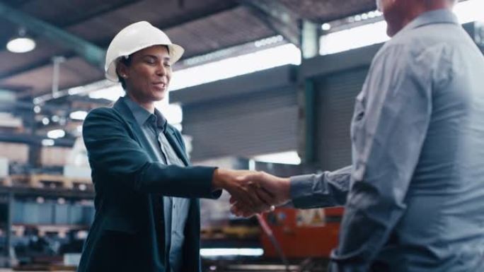 在制造工厂，仓库生产或工业工作上握手，工厂协作和工程师团队合作。工程合作伙伴关系，欢迎握手或行业人士
