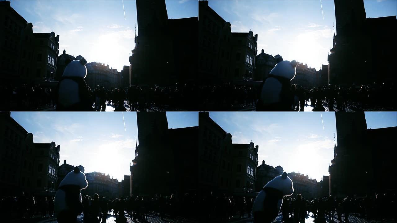 捷克共和国布拉格老城广场的大熊猫。缓慢的运动。