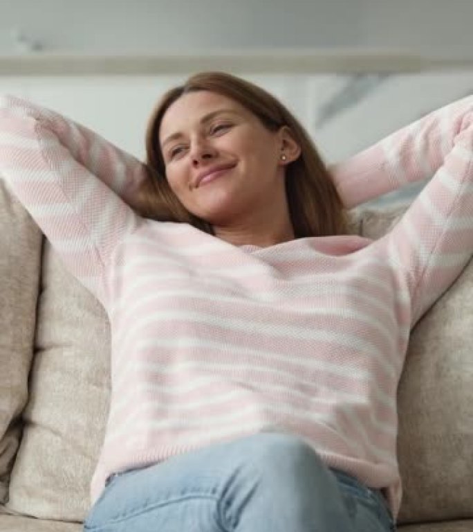 女人在沙发上放松享受舒适生活在现代家庭