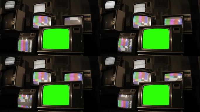 复古电视与绿色色度键屏幕在堆积的复古电视。棕褐色色调。