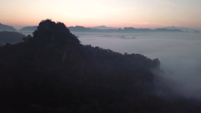 早晨云雾上方的山上的日出天空的航拍