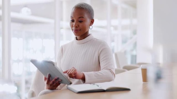 商务女性，平板电脑和office tech上的工作人员键入工作电子邮件。黑人妇女，营销人员和工作场所
