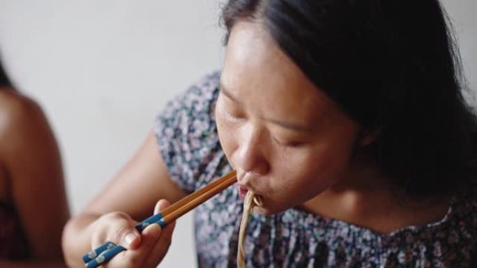 女人在餐馆吃饭食客顾客吃饭