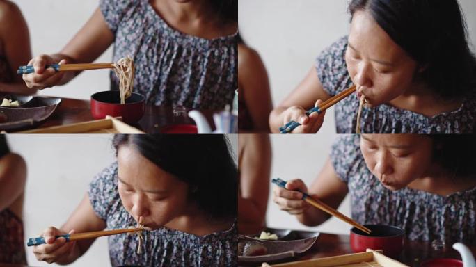 女人在餐馆吃饭食客顾客吃饭