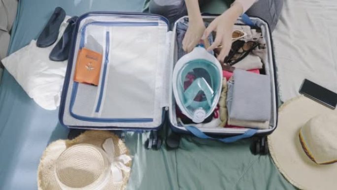 亚洲女性为夏季旅行做准备