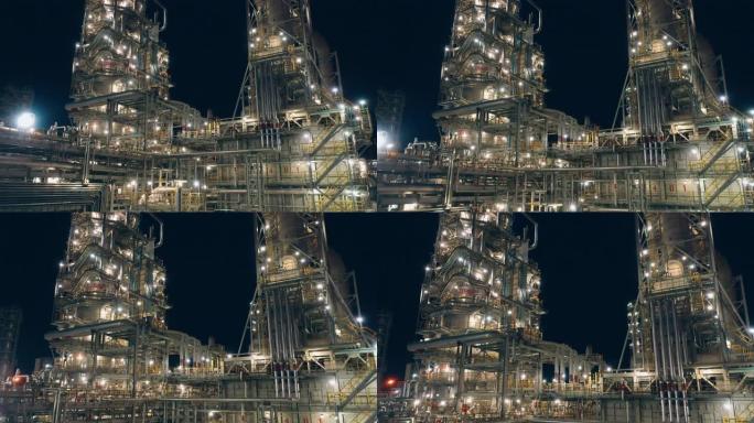夜间拍摄的带有电力照明的炼油厂