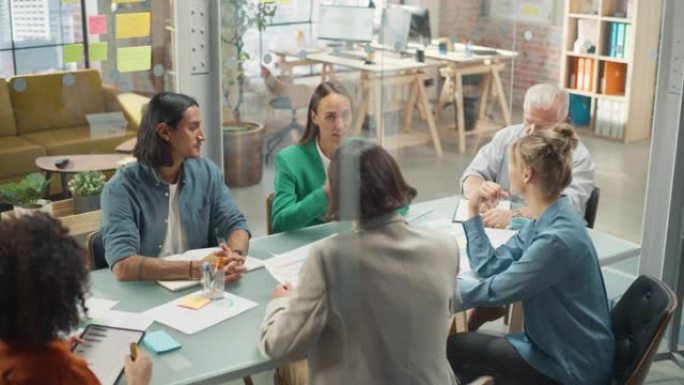 在时尚的现代办公室会议室: 各种业务增长营销专业人员使用笔记本电脑和平板电脑，讨论项目想法，集思广益