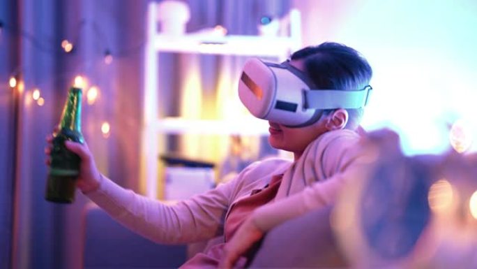 亚洲女性在家里戴着虚拟现实眼镜参加虚拟派对