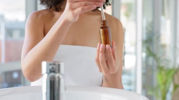 美容，护肤和女人与血清在浴室健康的皮肤。健康，美容和黑色女性，用油移液管或透明质酸滴管在手上，用于面