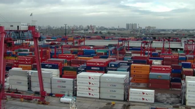 布宜诺斯艾利斯的集装箱港口码头，从一艘集装箱船上看到。