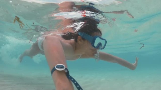 女人玩得开心浮潜夏天风光游泳池女孩美女