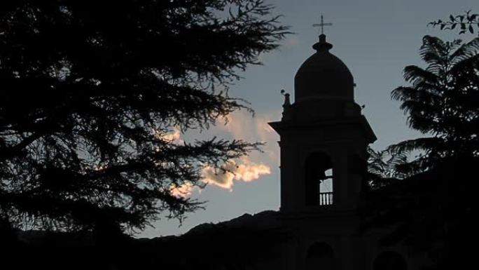 阿根廷萨尔塔省日落时，卡法亚特圣母教堂的钟楼剪影。