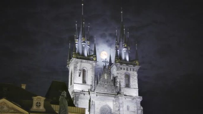 布拉格。老城广场。夜。月。教堂