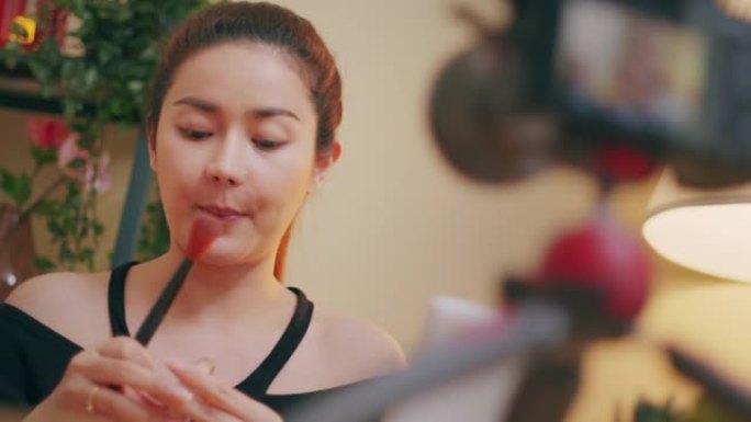 特写亚洲女人化妆youtuber录制化妆轮廓脸颊教程在线内容。