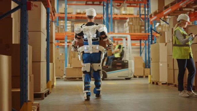 高科技未来派仓库: 工人穿着先进的全身动力外骨骼，升降机和步行用装满纸板箱的沉重托盘。Exosuit