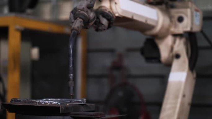 智能工业机器人手臂是数字化工厂生产技术的焊接试运行程序