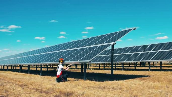 男性专家正在修理太阳能电池板领域节能，节能，可再生能源的概念。