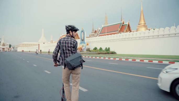 年轻人带着踏板车在曼谷度假。