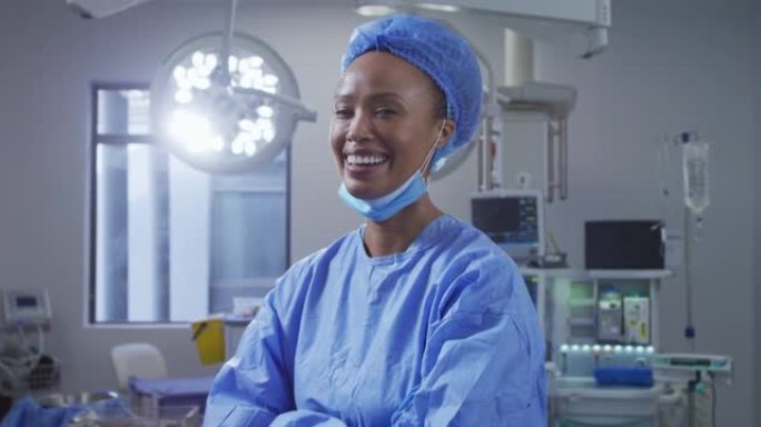 混合种族女外科医生在手术室里戴着低面罩微笑的肖像