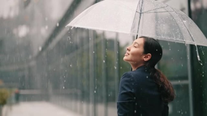 女商人在雨中撑伞时感到难过