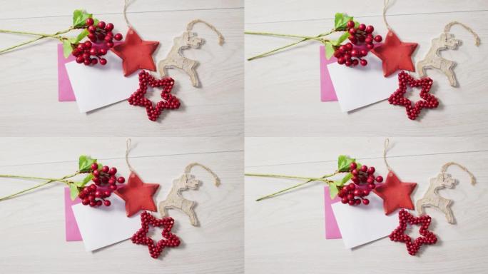 圣诞装饰品视频，木制背景上有白色和粉红色卡片的红色浆果