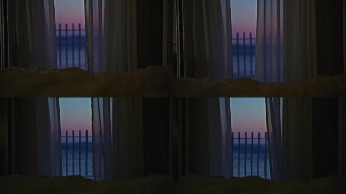 酒店客房夜间床铺，阳台和背景中的海景，透明窗帘在风中移动