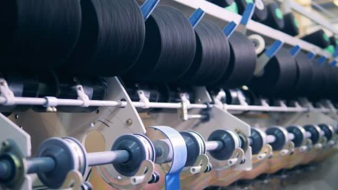 工厂机构是用螺纹倒带卷轴。纺织生产，纺织业，纺织制造，纺织制造