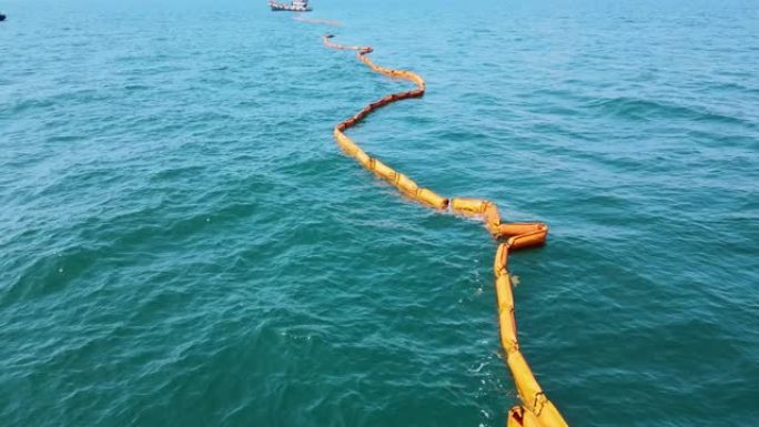 鸟瞰图石油繁荣在海洋上遏制石油泄漏