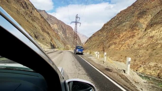 在山里开车旅行自驾游沿途风光偏远地区