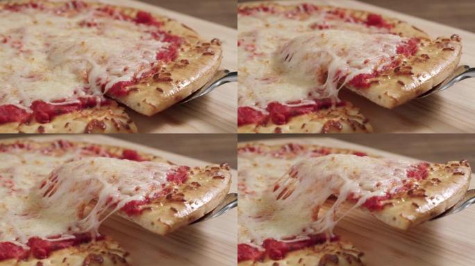 奶酪披萨拉将融化奶酪和番茄酱关闭