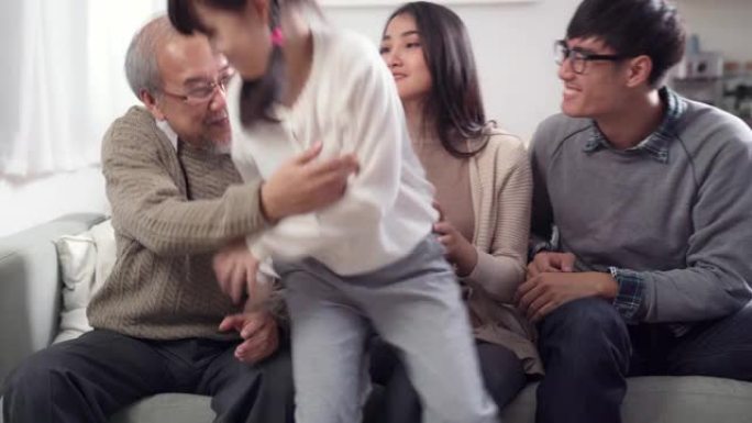 4K UHD向上倾斜: 微笑和快乐的亚洲多代家庭拥抱和拥抱的肖像。