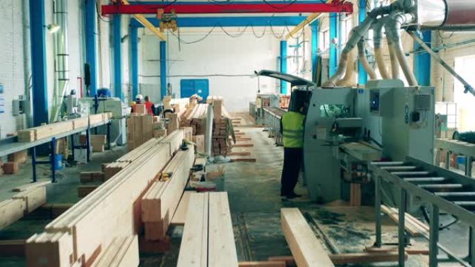 人们在木工工厂用木材工作。
