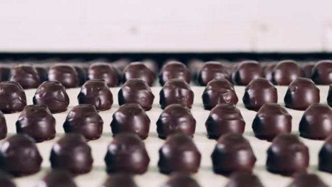 巧克力糖果正在沿着机械输送机缓慢移动
