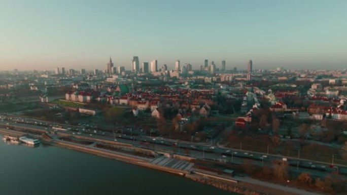 华沙城市景观天际线令人惊叹的空中全景，汽车在晴朗的蓝色日出天空下沿着维斯拉河移动。