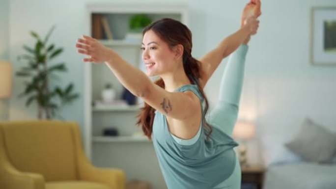 女人，瑜伽或健身室内客厅或家庭锁定放松锻炼，禅宗训练或伸展运动。微笑，快乐或瑜伽在普拉提为健康心态，