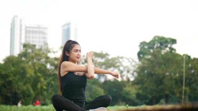 年轻的亚洲女性种族练习瑜伽
