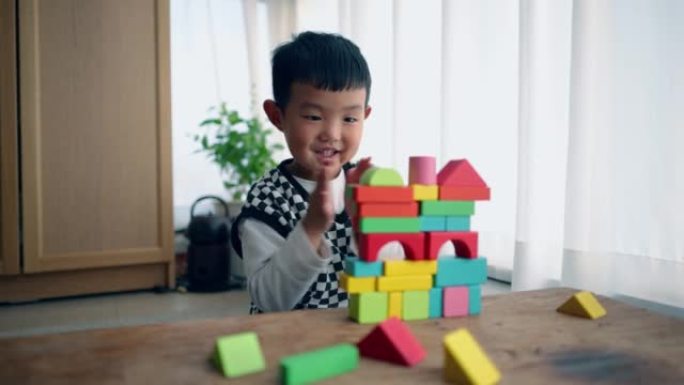 男孩在家里建造积木