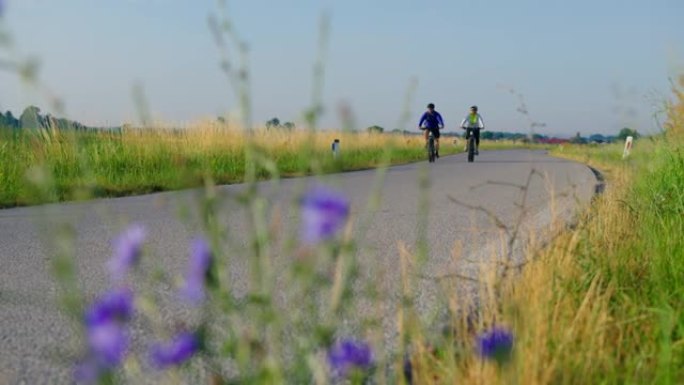SLO MO夫妇在乡间小路上骑自行车