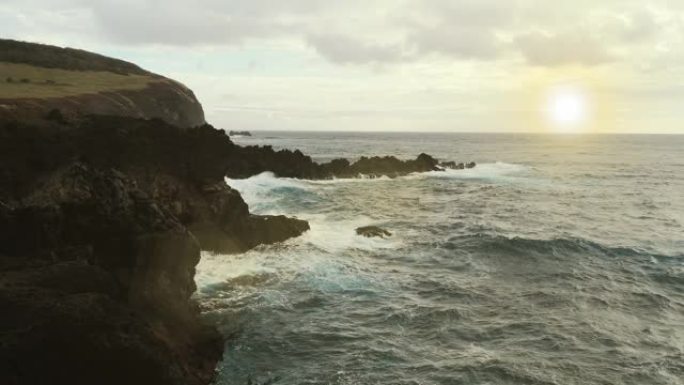 在智利复活节岛Rapa Nui的Hanga Roa附近的Ana Kai Tangata洞穴前的悬崖上
