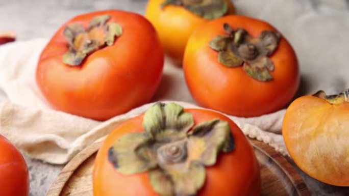 木桌上的柿子特写展示果实水果
