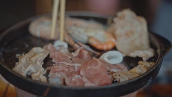 烤猪肉和海鲜加黄油，特写