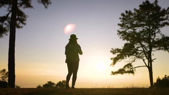 女旅行者在山上拍一张日落的好地方