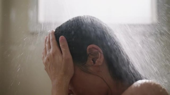 亚洲妇女正在浴室洗头和沐浴露