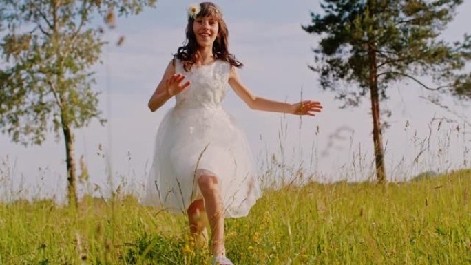 穿着白色连衣裙的超级SLO MO小女孩在高草丛中奔跑