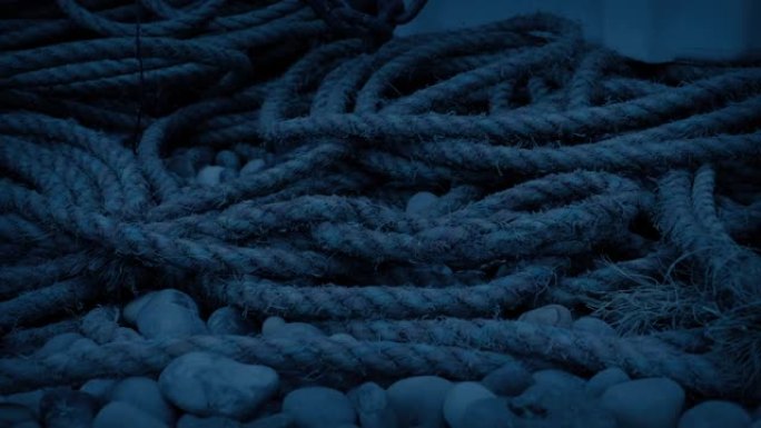 黑暗中风化的渔船绳索