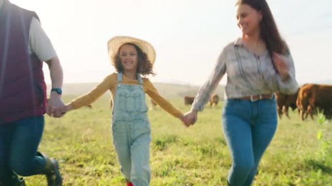 农场，快乐和奔跑的女孩，家庭和父母在一个有母牛的乡村田野里。妈妈，爸爸和孩子在农业，可持续发展和绿草