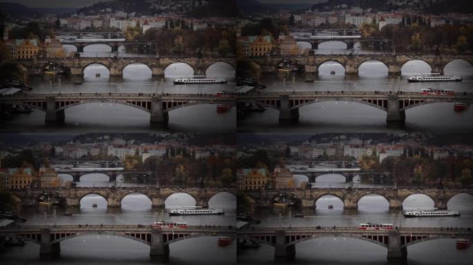 在捷克共和国布拉格的伏尔塔瓦河上过桥的电车。高角度视图。