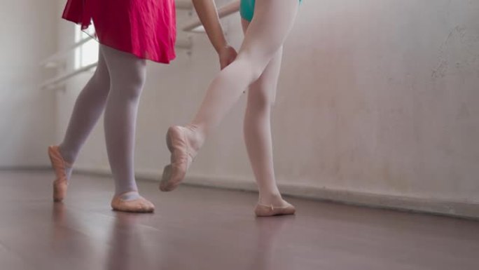 低段亚洲中国少女芭蕾舞演员在工作室训练她的年轻女学生
