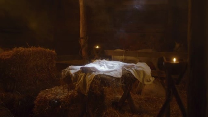圣诞节那天，昏暗的马厩里有毯子的照明马槽