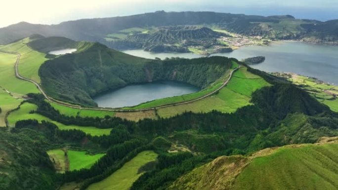 著名的Lagoa das Sete Cidades湖的鸟瞰图。被绿色植被包围的死火山火山口中的湖泊。